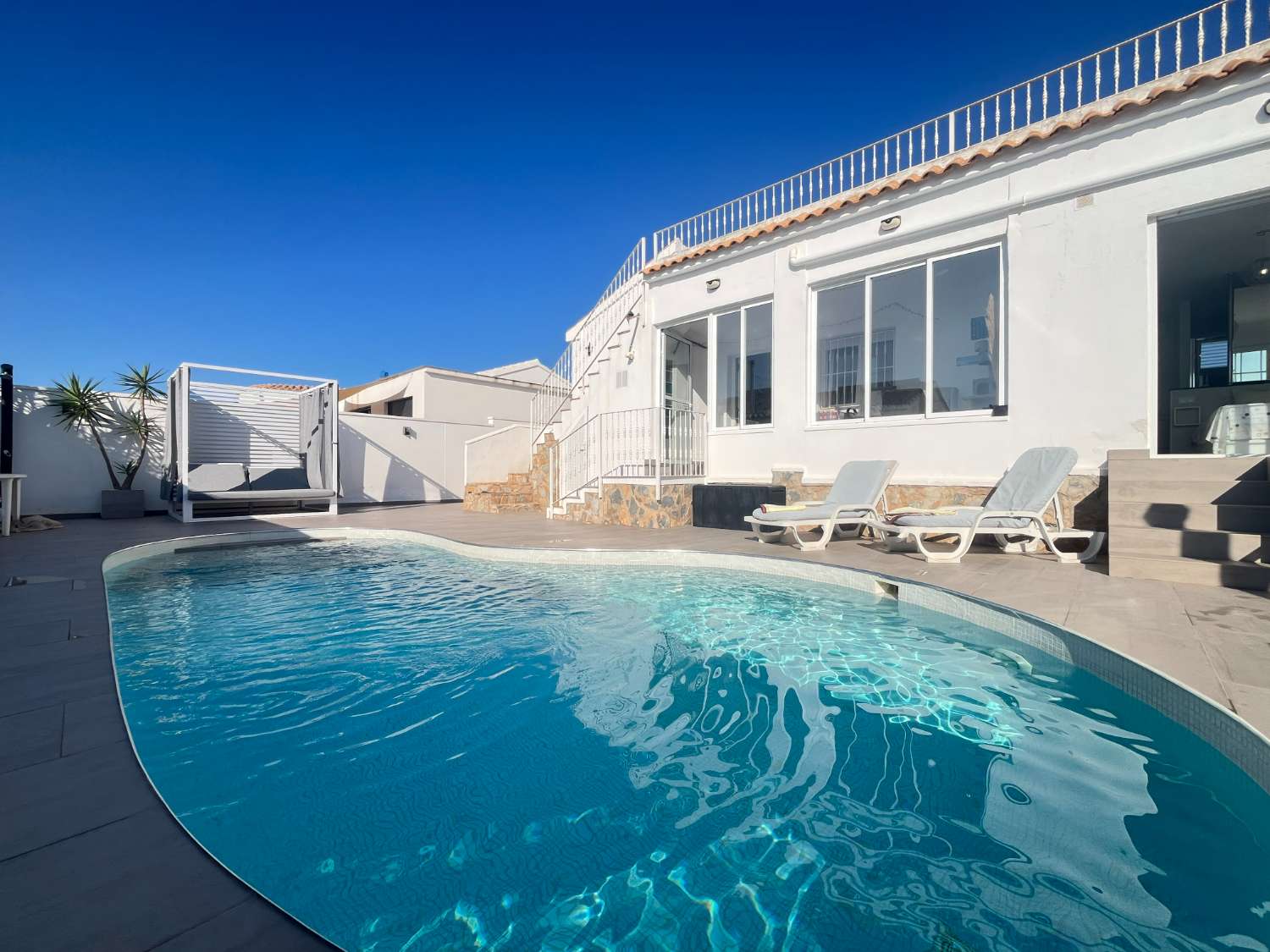 Casa moderna de 3 dormitorios con piscina privada, jardín y solario