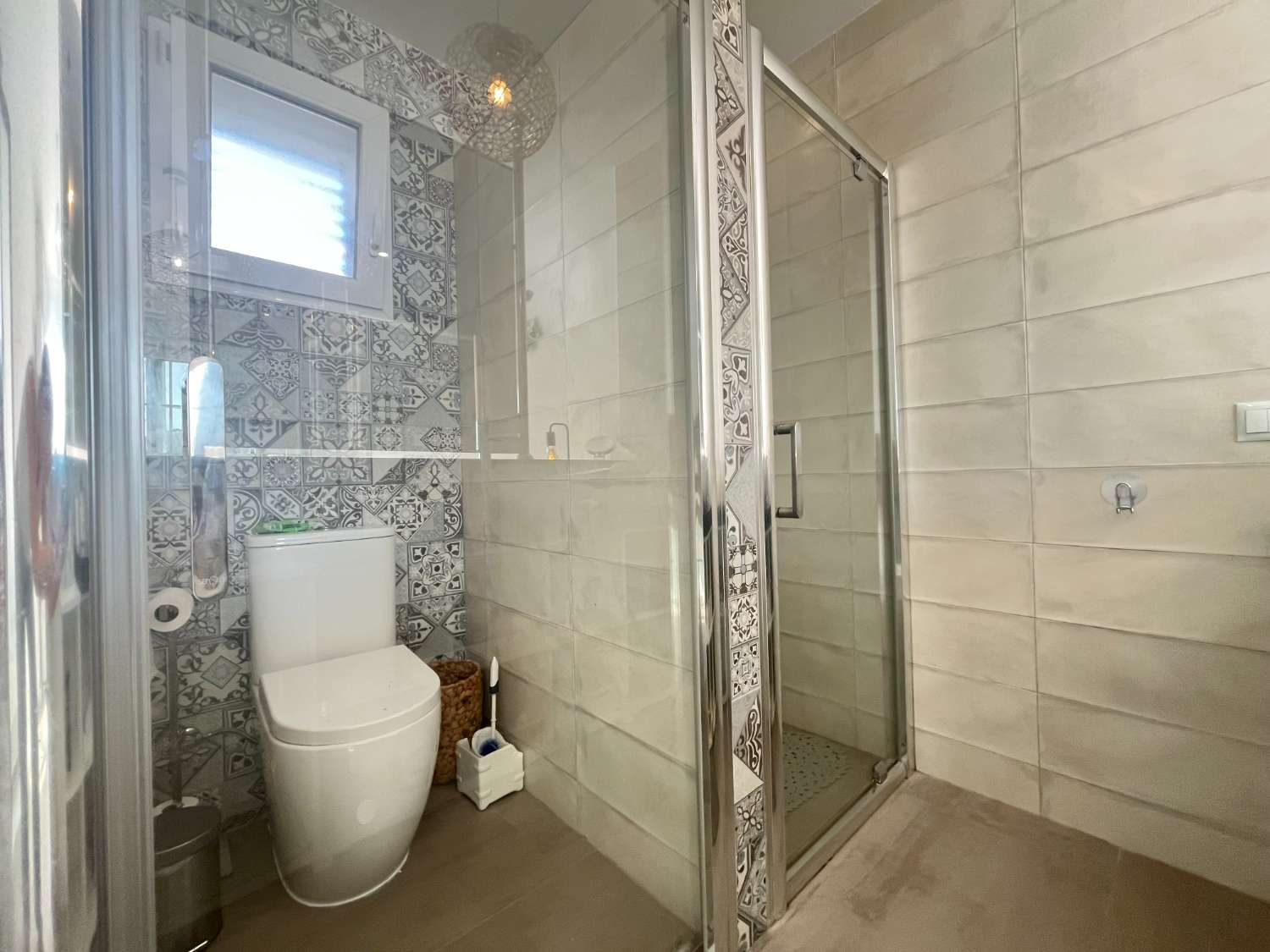 Casa moderna de 3 dormitorios con piscina privada, jardín y solario