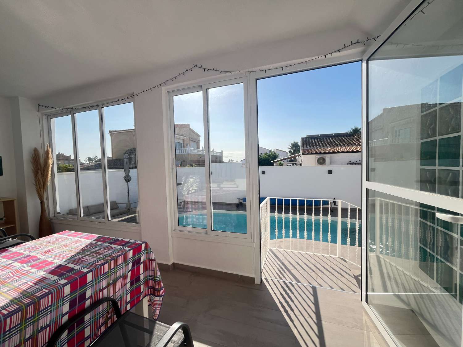 Casa moderna de 3 dormitorios con piscina privada, jardín y solario