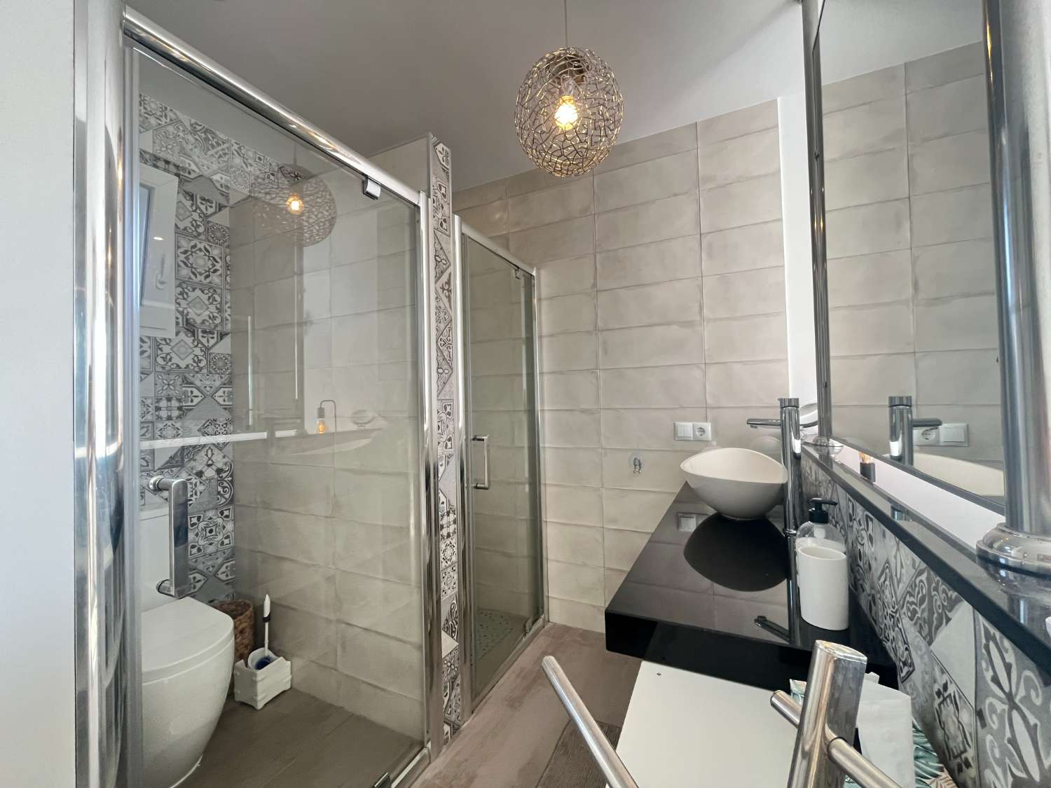 Casa moderna de 3 dormitorios con piscina privada, jardín y solario
