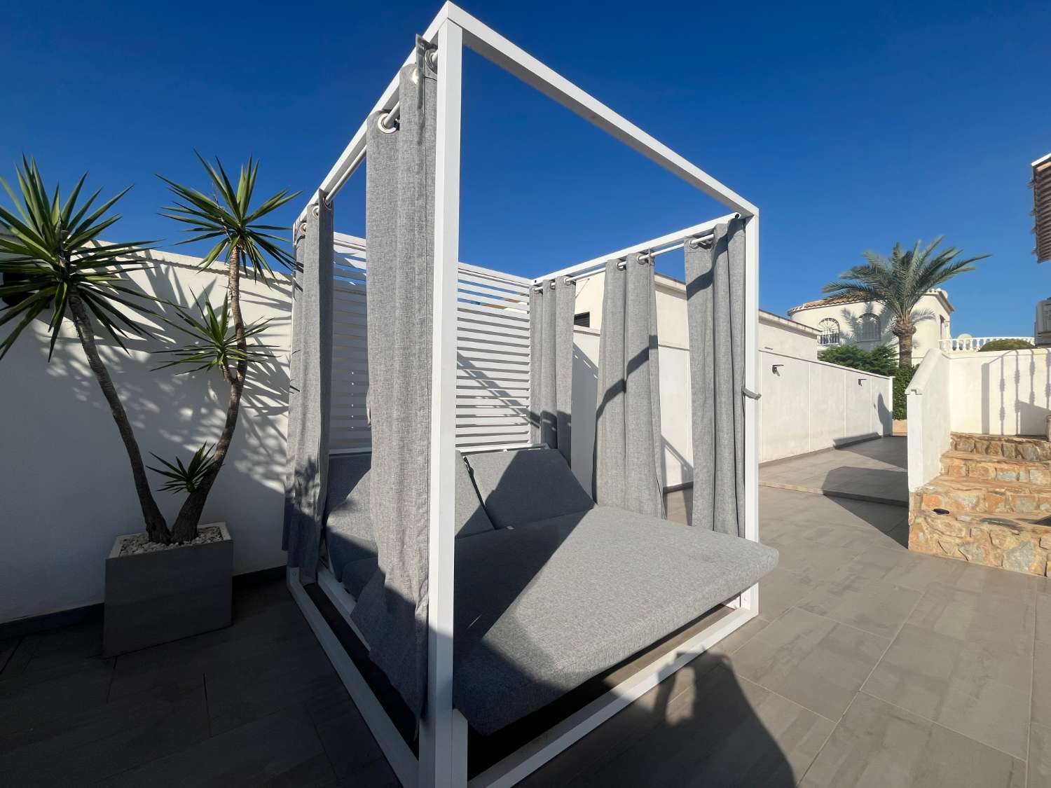 Casa moderna de 3 dormitorios con piscina privada, jardín y solario