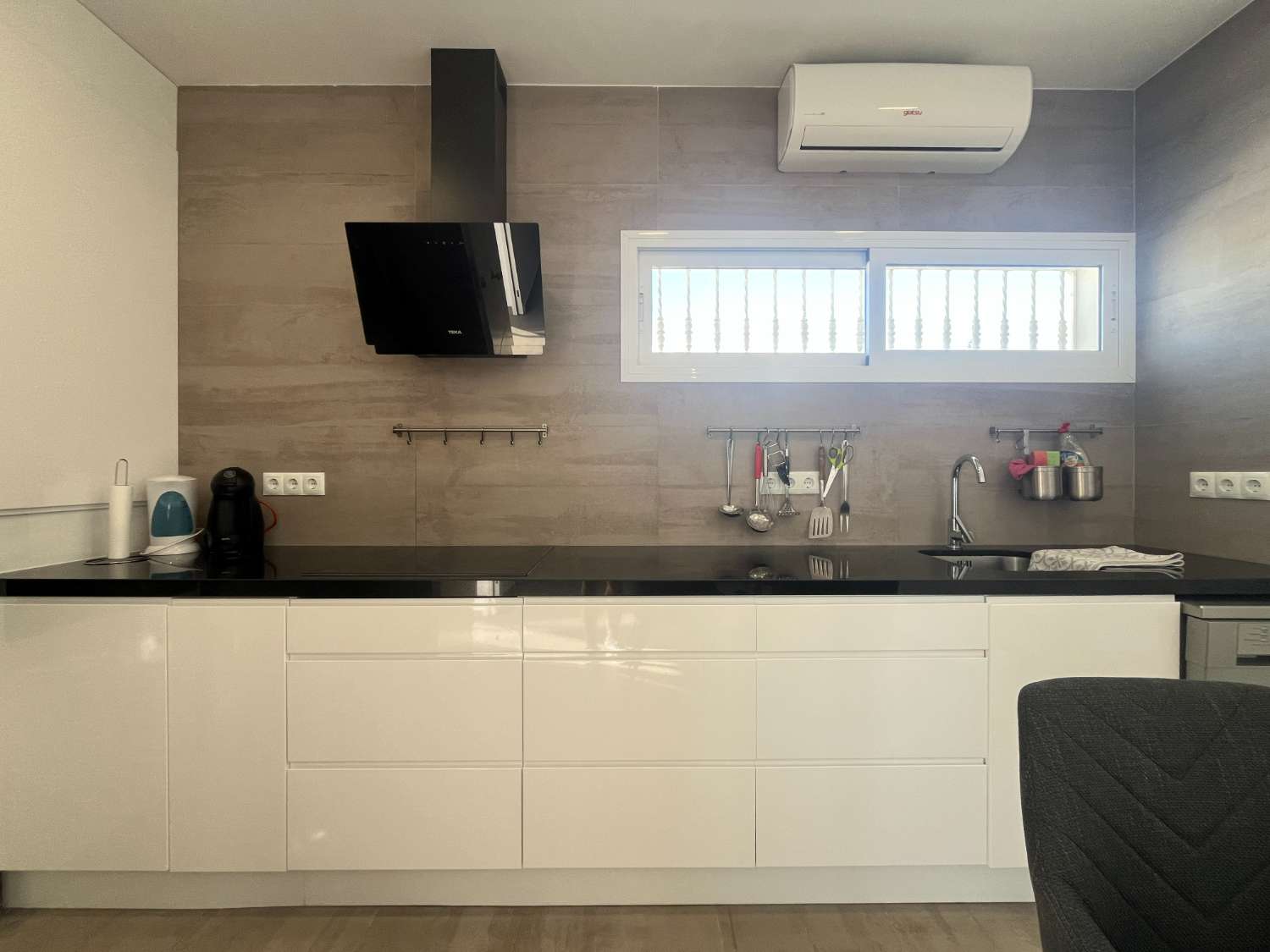 Casa moderna de 3 dormitorios con piscina privada, jardín y solario