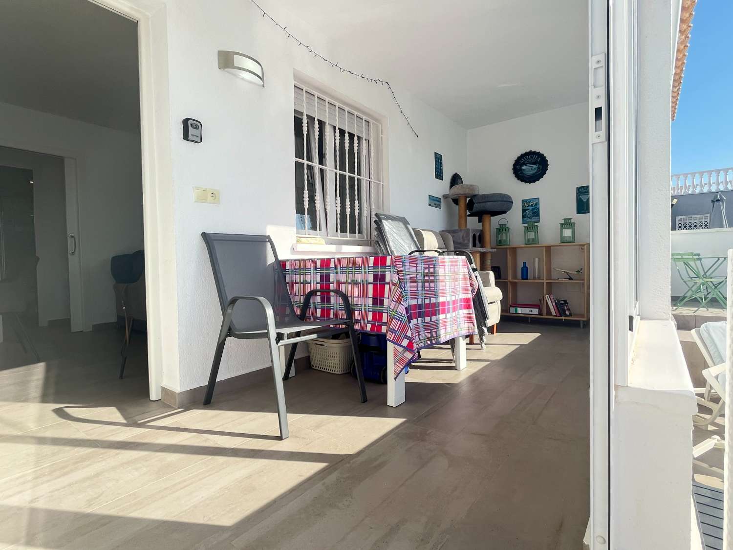 Casa moderna de 3 dormitorios con piscina privada, jardín y solario