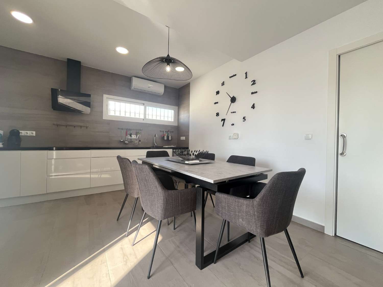 Casa moderna de 3 dormitorios con piscina privada, jardín y solario