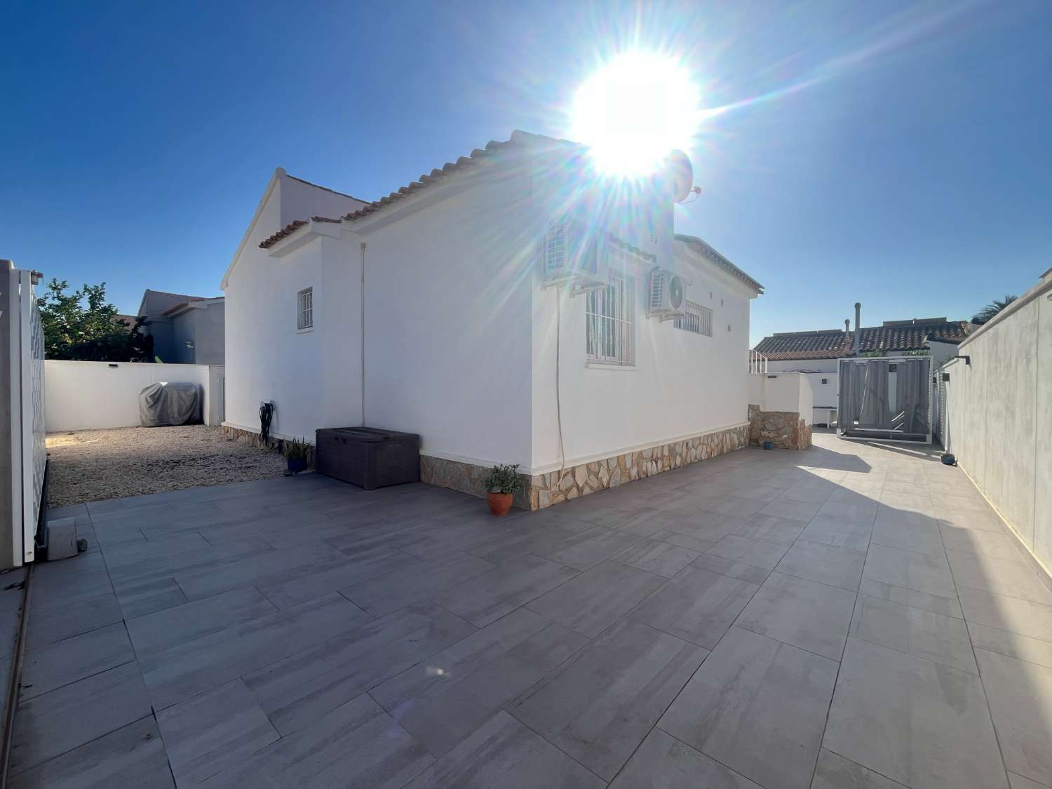 Casa moderna de 3 dormitorios con piscina privada, jardín y solario