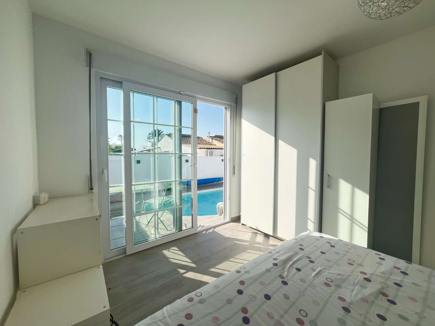 Casa moderna de 3 dormitorios con piscina privada, jardín y solario