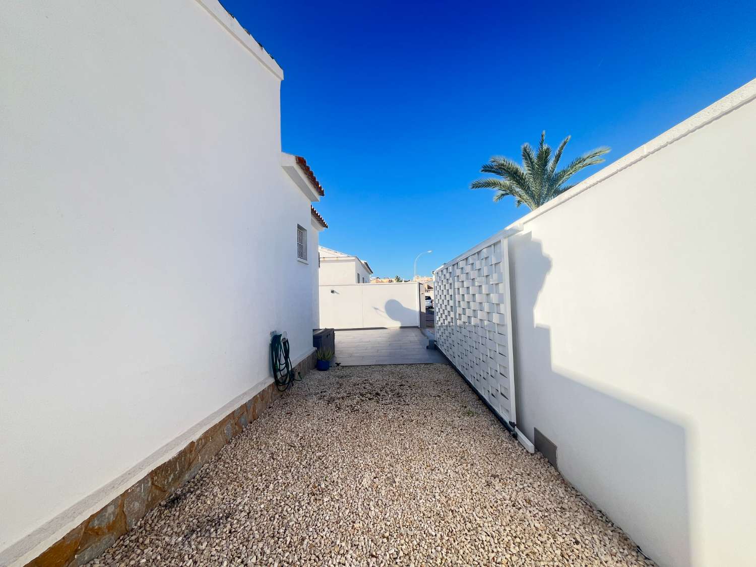 Casa moderna de 3 dormitorios con piscina privada, jardín y solario