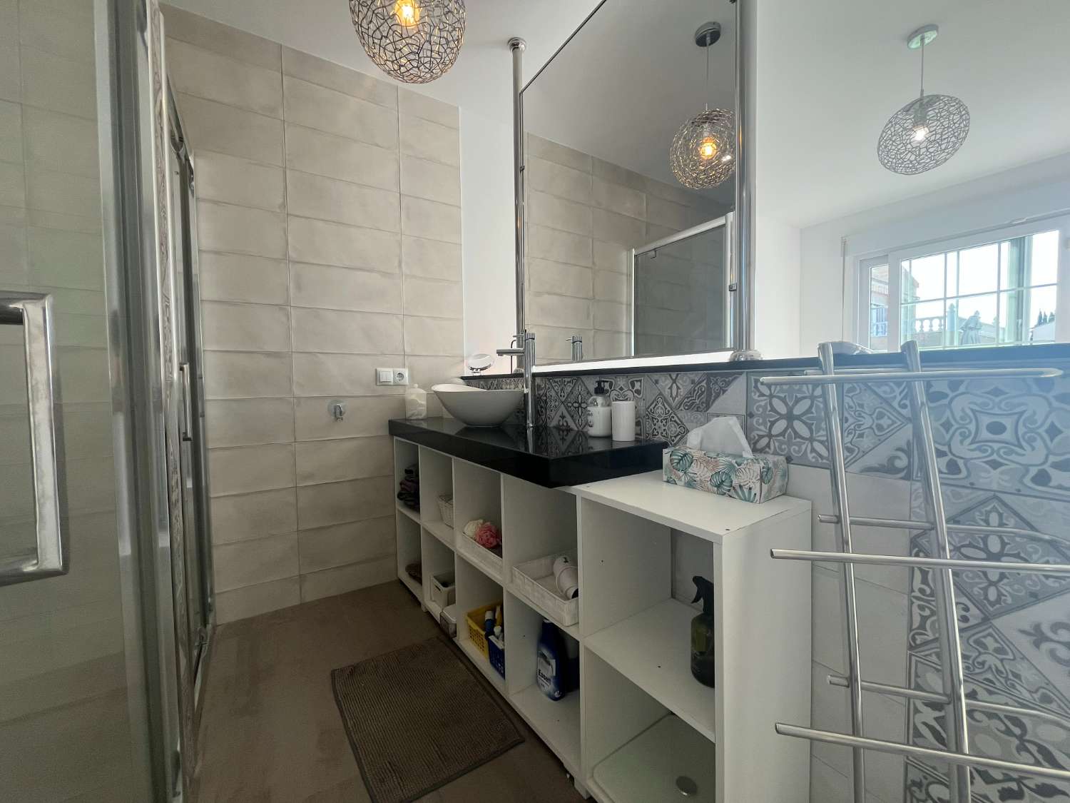 Casa moderna de 3 dormitorios con piscina privada, jardín y solario