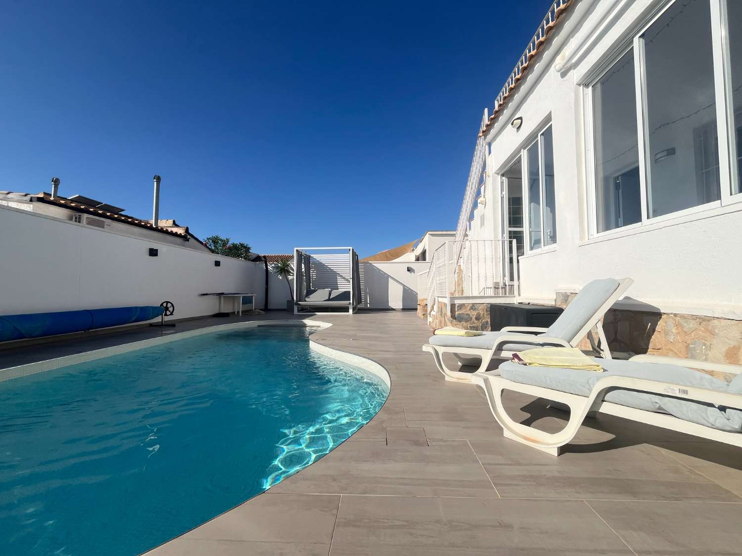 Casa moderna de 3 dormitorios con piscina privada, jardín y solario