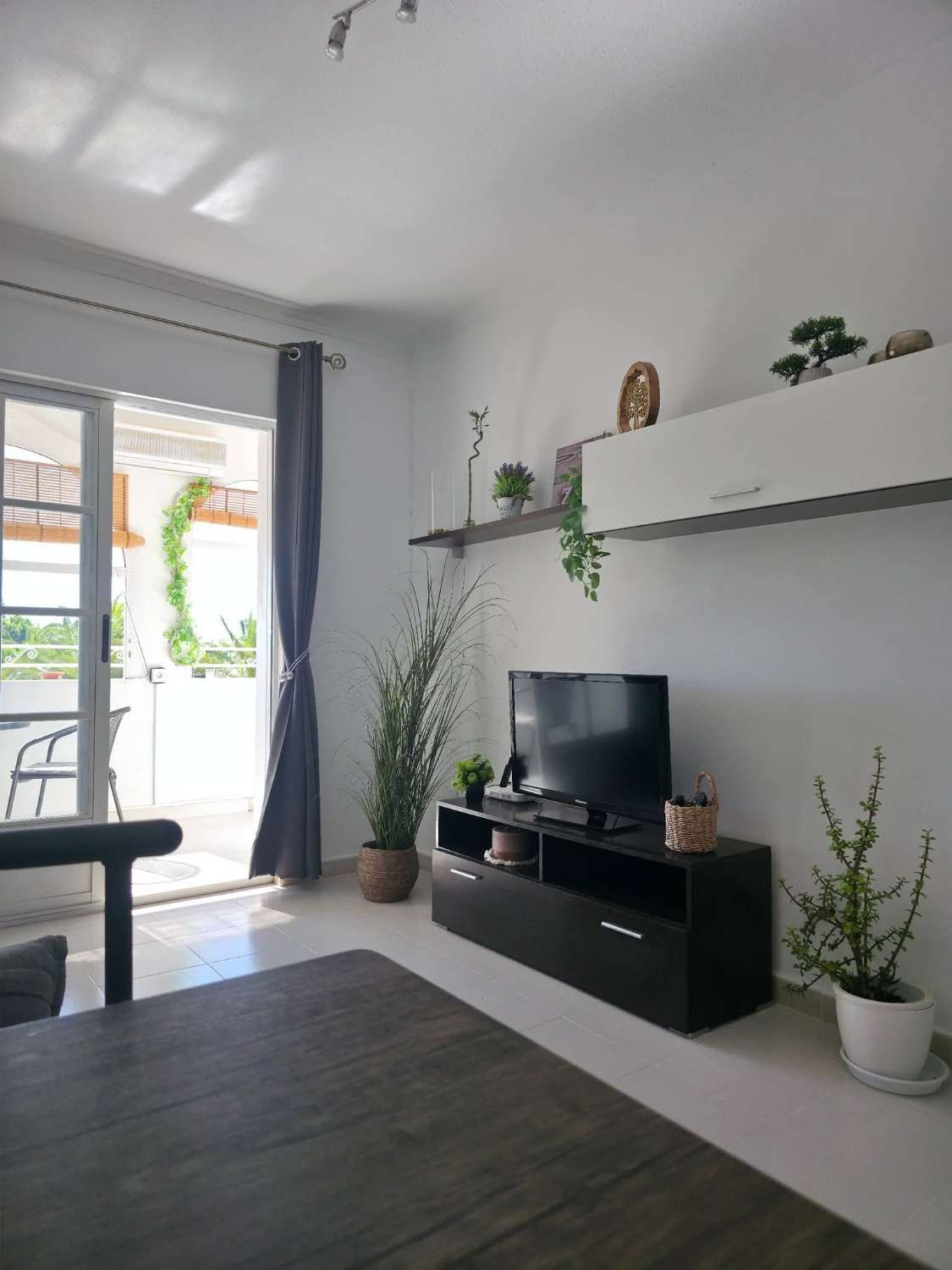 Apartamento con 1 dormitorio, 1 baño y terraza acristalada en Los Almendros, La Florida – Orihuela Costa