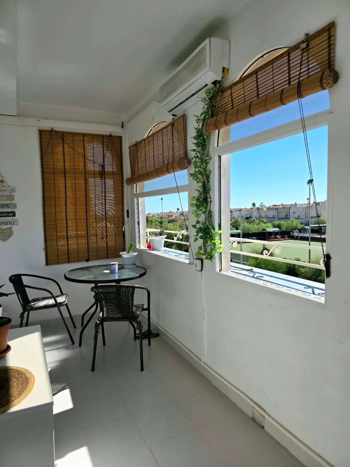 Apartamento con 1 dormitorio, 1 baño y terraza acristalada en Los Almendros, La Florida – Orihuela Costa