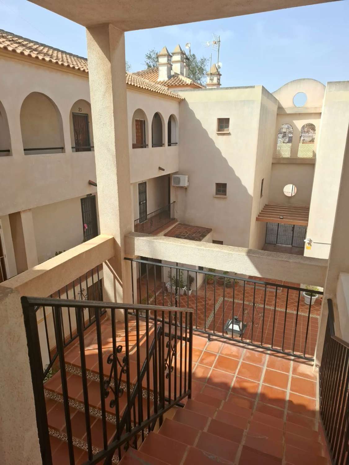 Apartamento con 1 dormitorio, 1 baño y terraza acristalada en Los Almendros, La Florida – Orihuela Costa