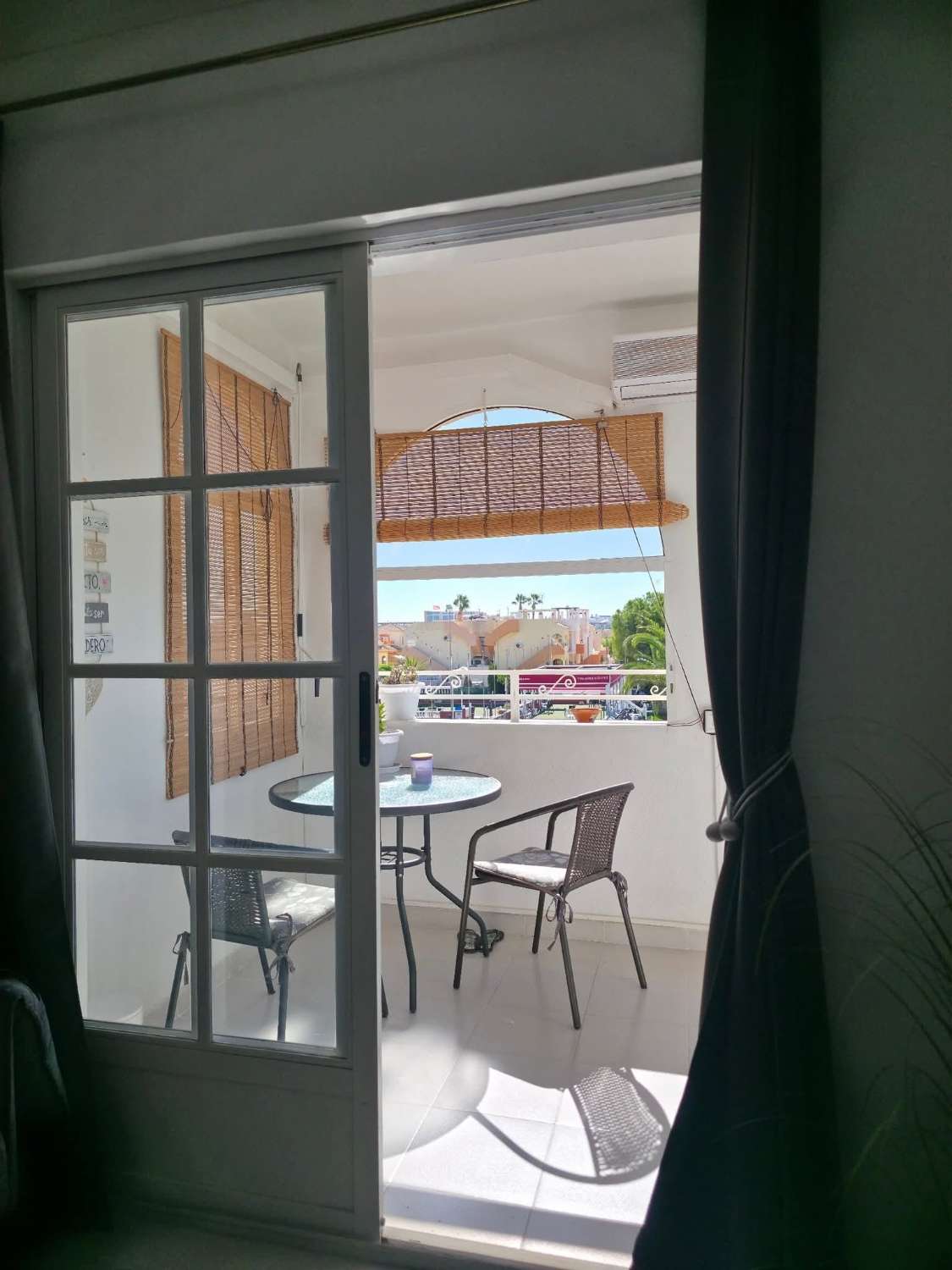 Apartamento con 1 dormitorio, 1 baño y terraza acristalada en Los Almendros, La Florida – Orihuela Costa