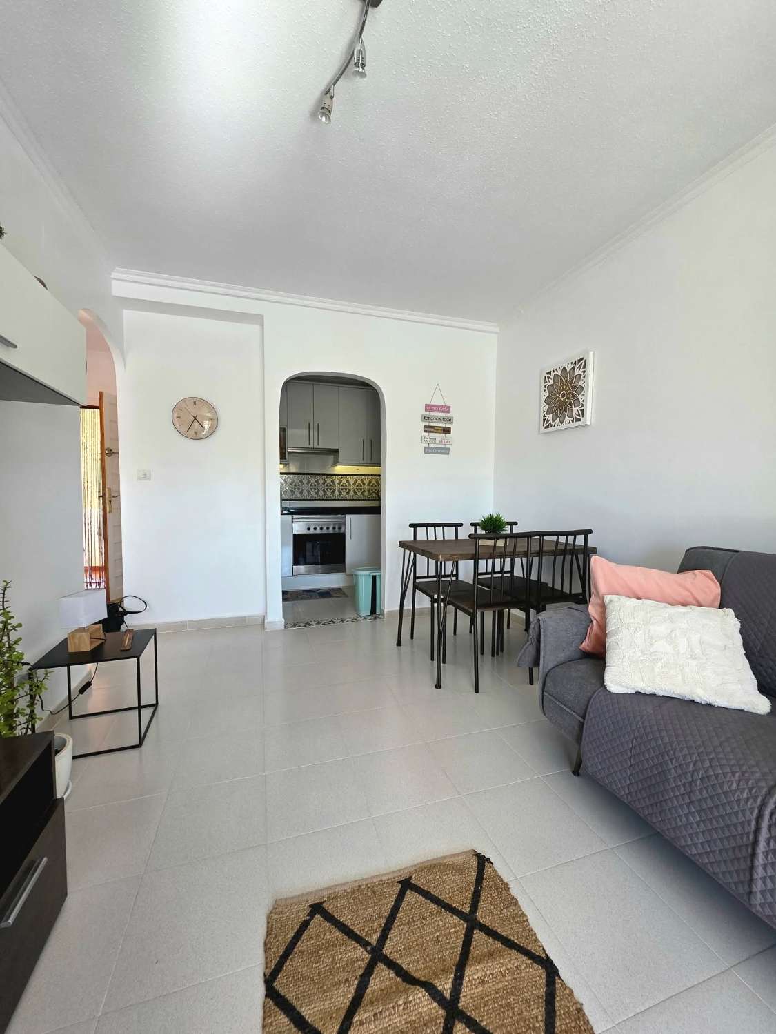 Apartamento con 1 dormitorio, 1 baño y terraza acristalada en Los Almendros, La Florida – Orihuela Costa