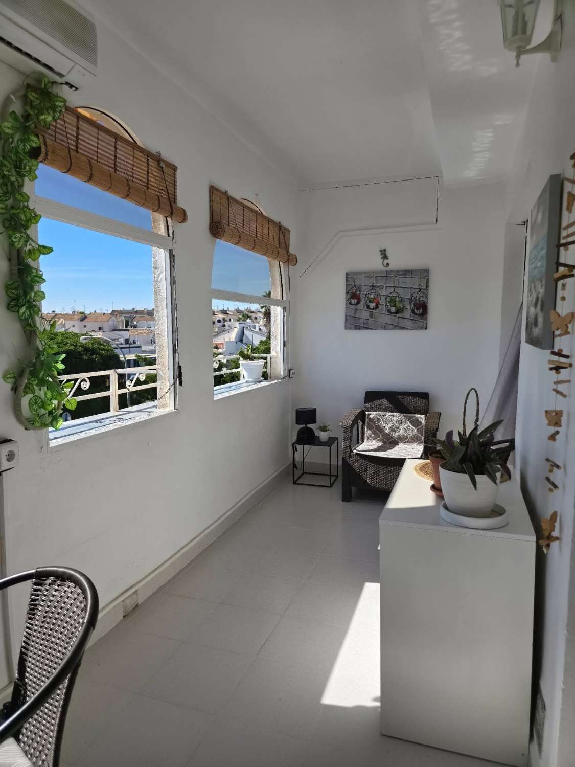 Apartamento con 1 dormitorio, 1 baño y terraza acristalada en Los Almendros, La Florida – Orihuela Costa