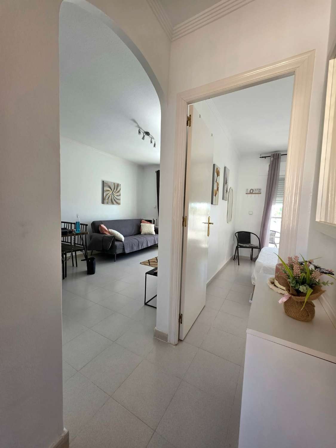 Apartamento con 1 dormitorio, 1 baño y terraza acristalada en Los Almendros, La Florida – Orihuela Costa