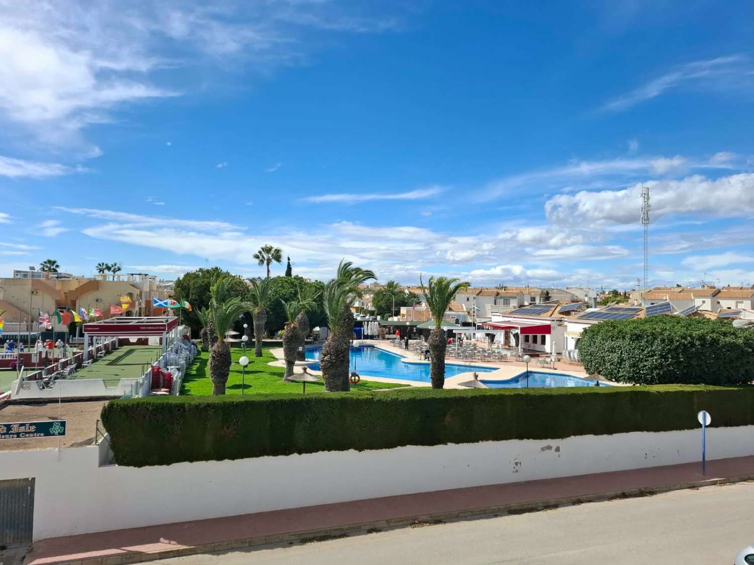 Apartamento con 1 dormitorio, 1 baño y terraza acristalada en Los Almendros, La Florida – Orihuela Costa