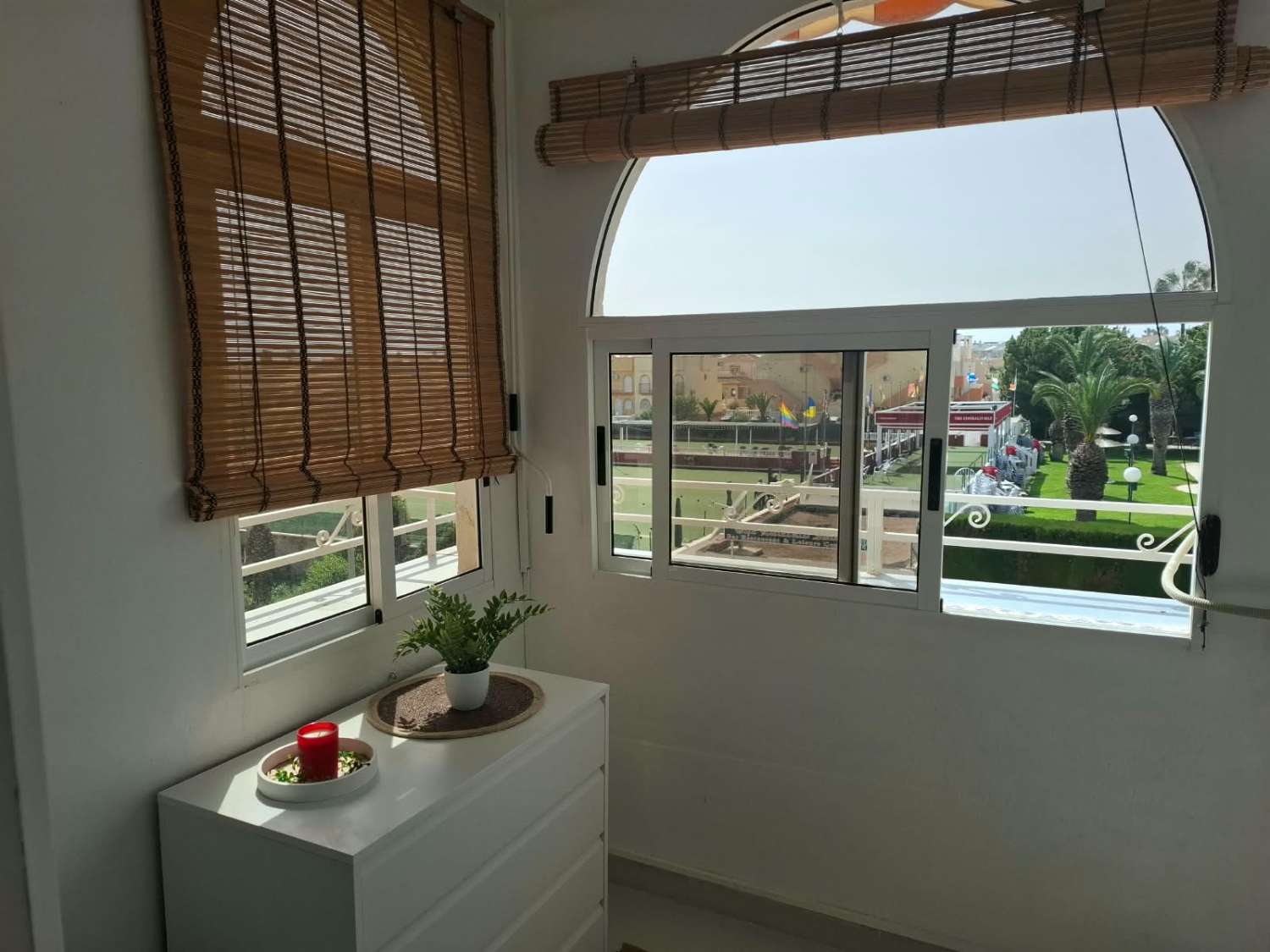 Apartamento con 1 dormitorio, 1 baño y terraza acristalada en Los Almendros, La Florida – Orihuela Costa