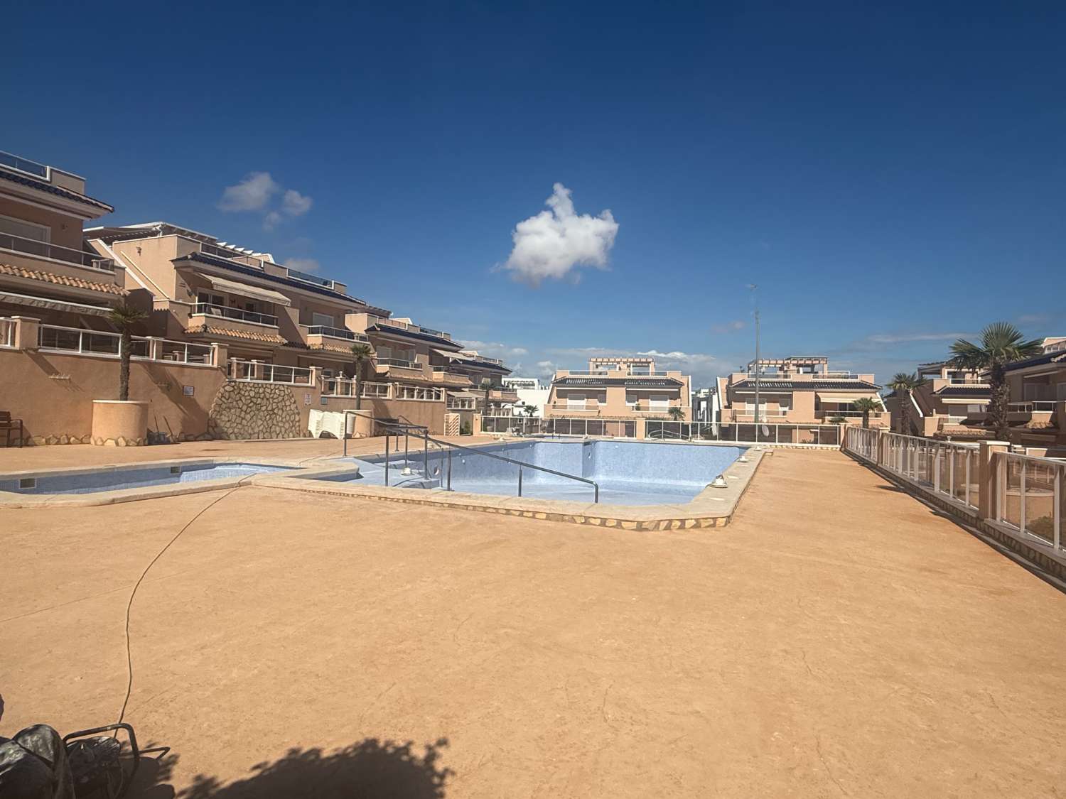 Apartamento con 2 dormitorios, 2 baños, gran terraza y solárium en Punta Prima – Torrevieja