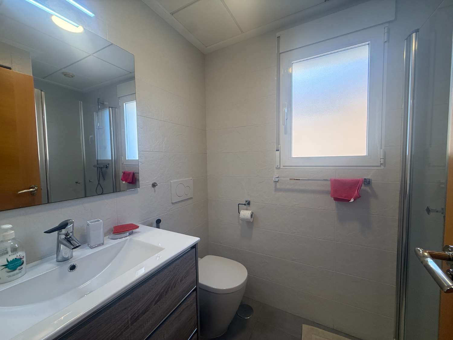 Apartamento con 2 dormitorios, 2 baños, gran terraza y solárium en Punta Prima – Torrevieja