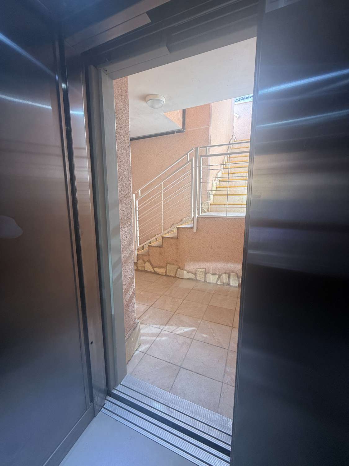 Apartamento con 2 dormitorios, 2 baños, gran terraza y solárium en Punta Prima – Torrevieja