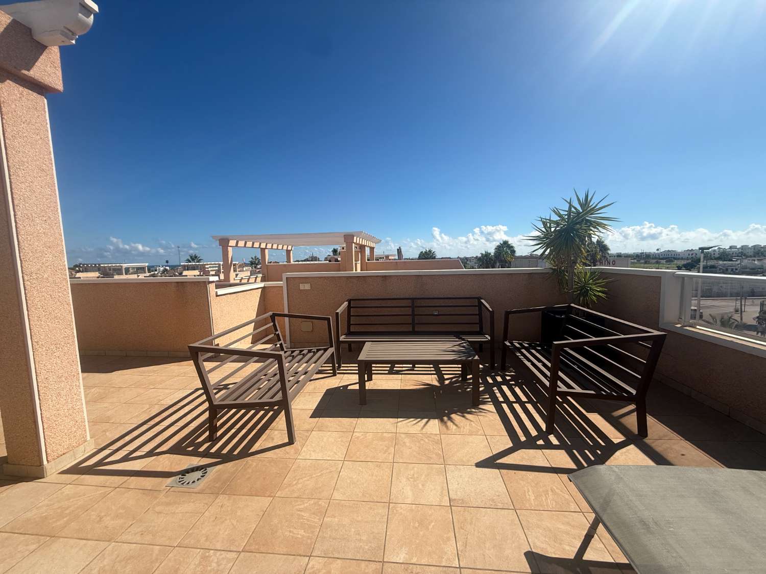 Apartamento con 2 dormitorios, 2 baños, gran terraza y solárium en Punta Prima – Torrevieja