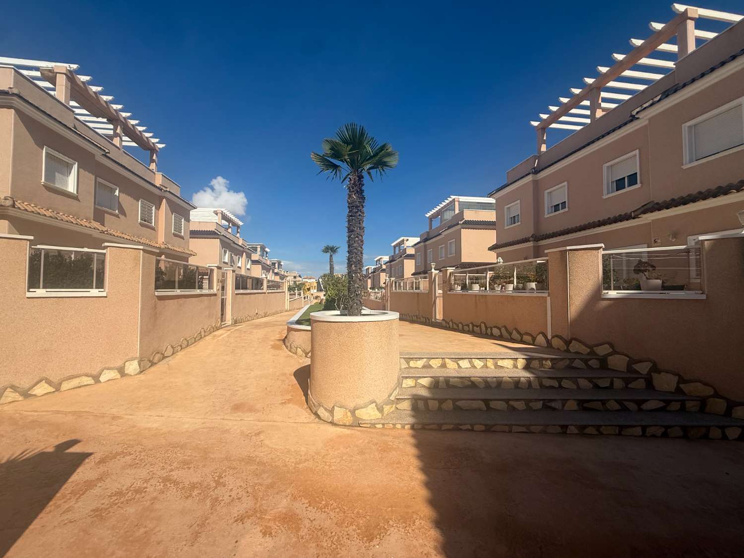 Apartamento con 2 dormitorios, 2 baños, gran terraza y solárium en Punta Prima – Torrevieja