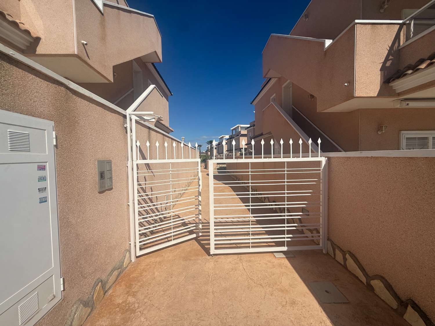 Apartamento con 2 dormitorios, 2 baños, gran terraza y solárium en Punta Prima – Torrevieja