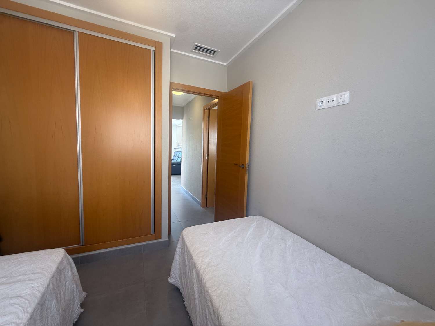 Apartamento con 2 dormitorios, 2 baños, gran terraza y solárium en Punta Prima – Torrevieja