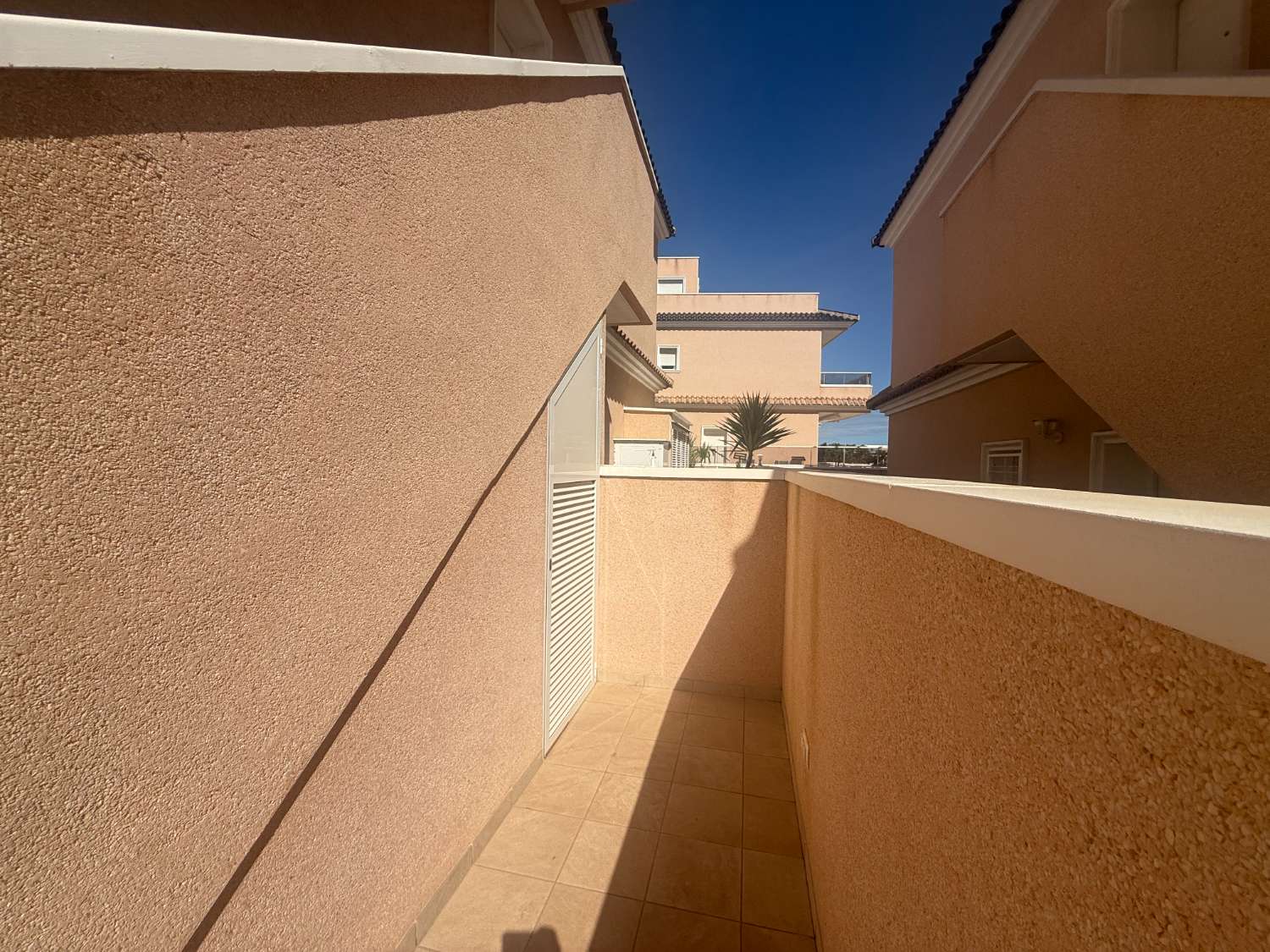 Apartamento con 2 dormitorios, 2 baños, gran terraza y solárium en Punta Prima – Torrevieja