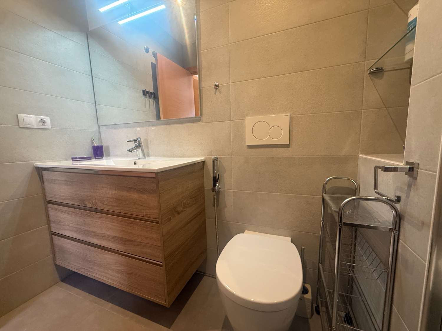 Apartamento con 2 dormitorios, 2 baños, gran terraza y solárium en Punta Prima – Torrevieja