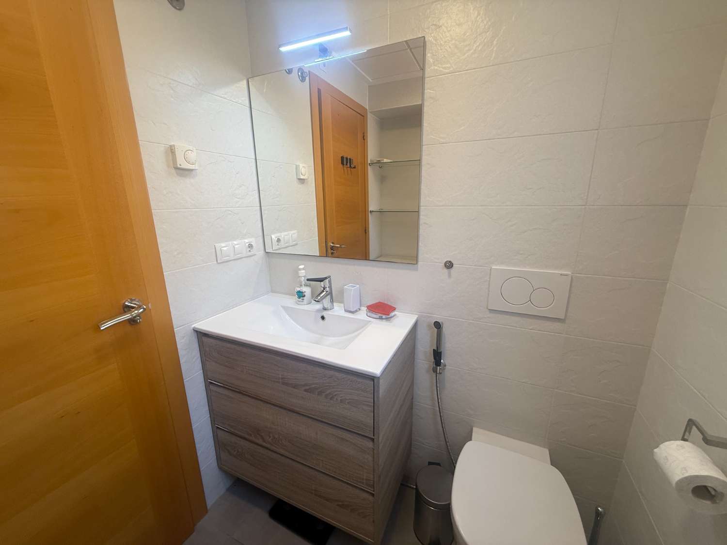 Apartamento con 2 dormitorios, 2 baños, gran terraza y solárium en Punta Prima – Torrevieja