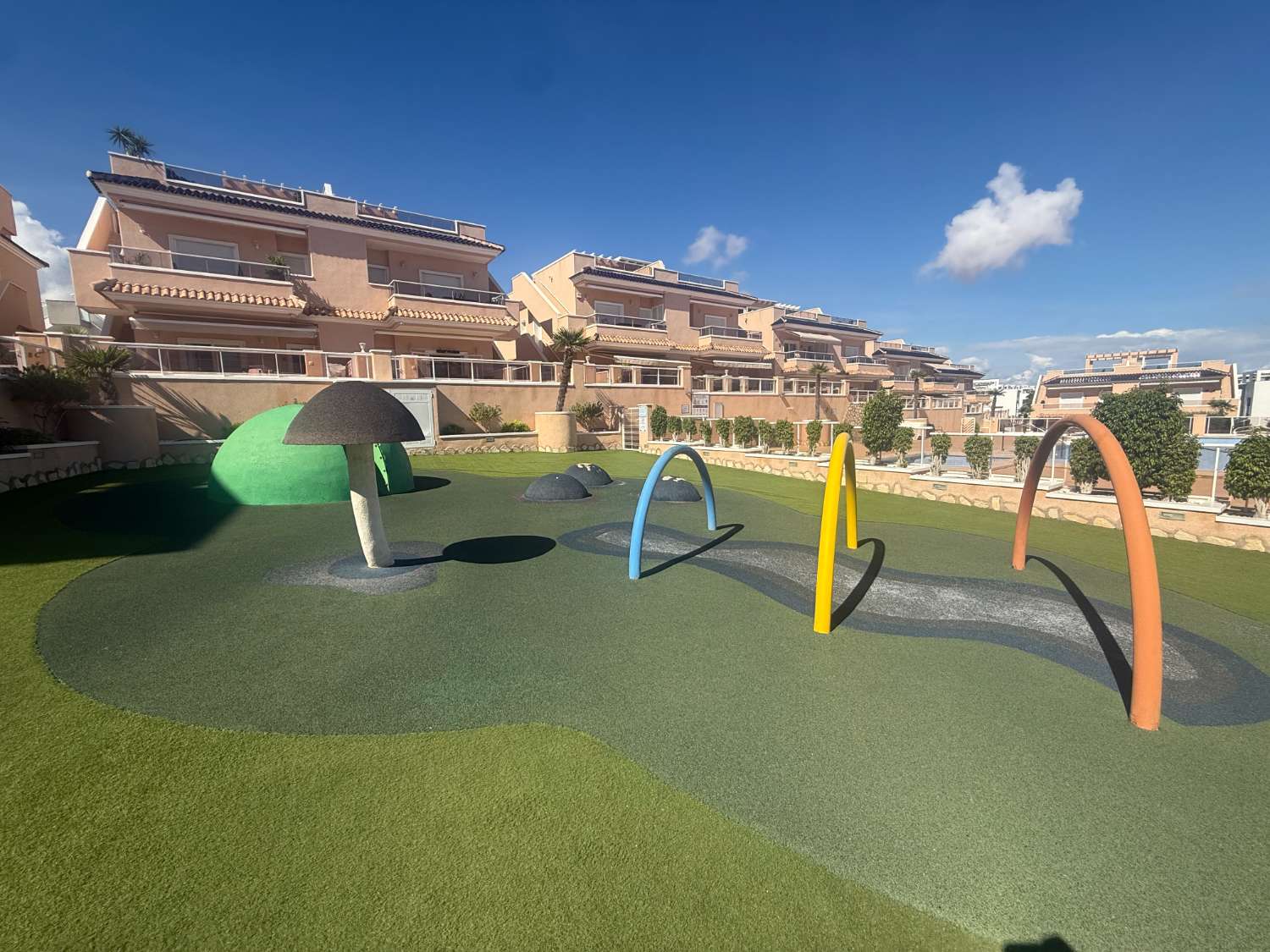 Apartamento con 2 dormitorios, 2 baños, gran terraza y solárium en Punta Prima – Torrevieja