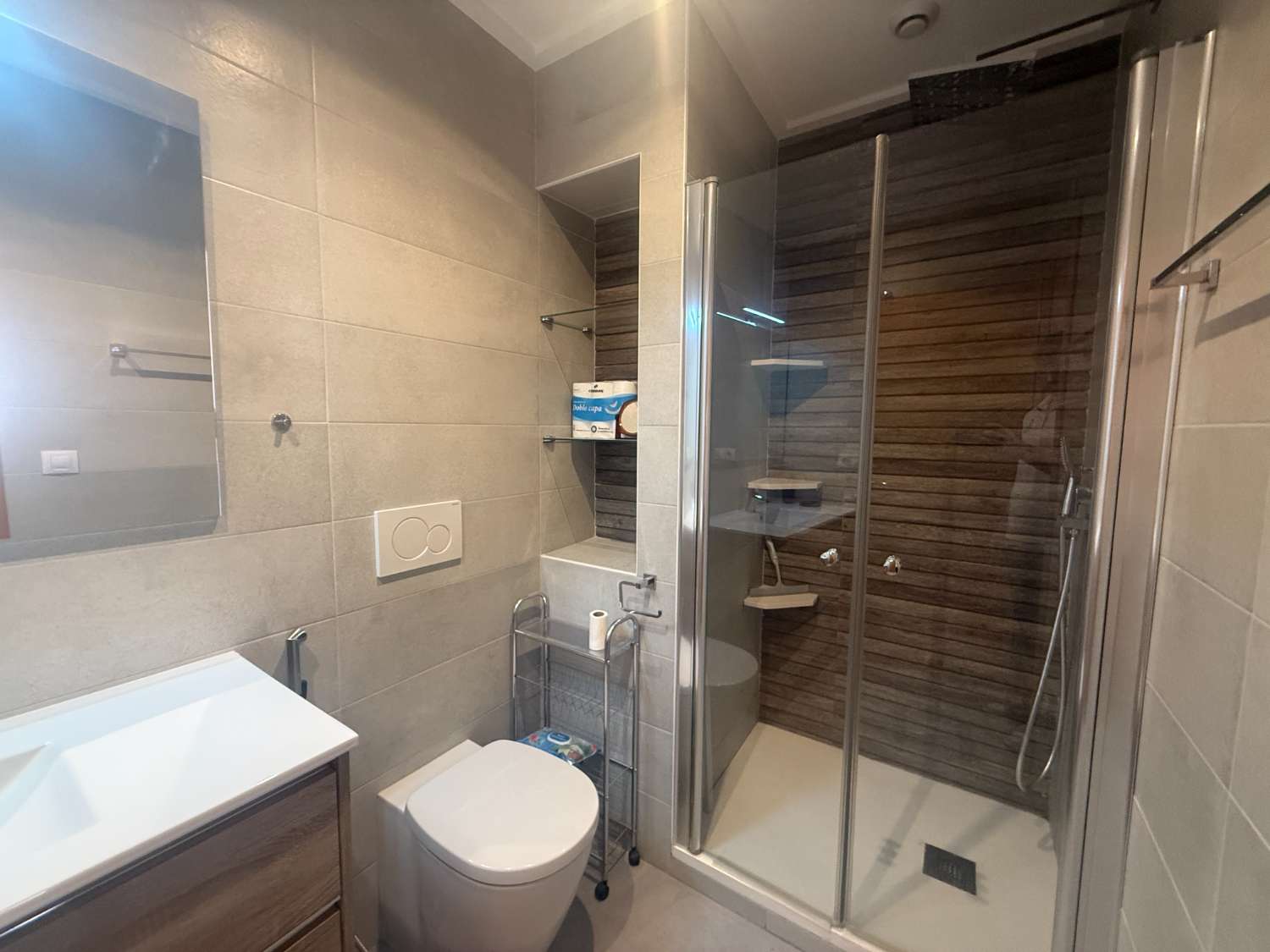 Apartamento con 2 dormitorios, 2 baños, gran terraza y solárium en Punta Prima – Torrevieja