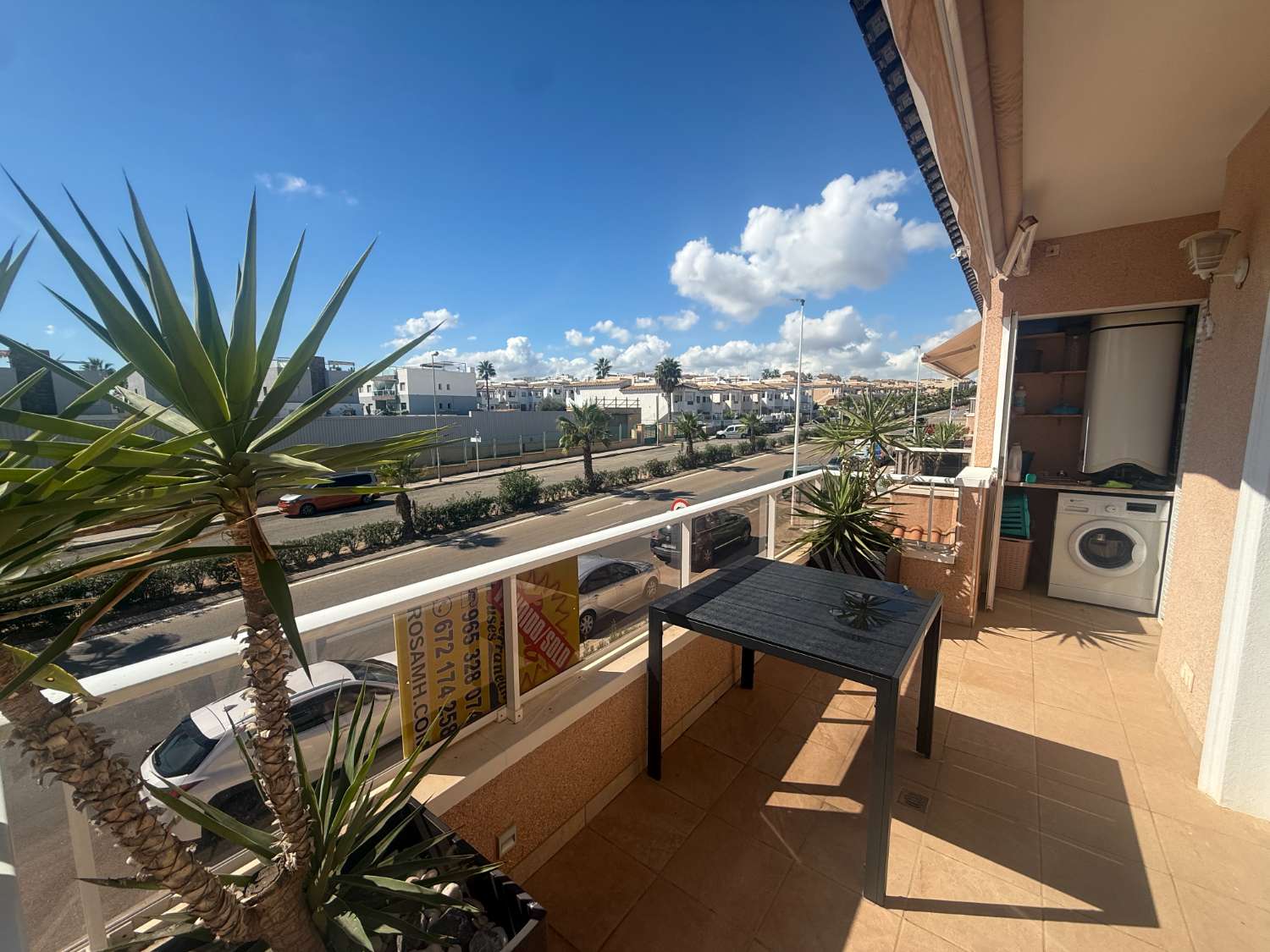 Apartamento con 2 dormitorios, 2 baños, gran terraza y solárium en Punta Prima – Torrevieja