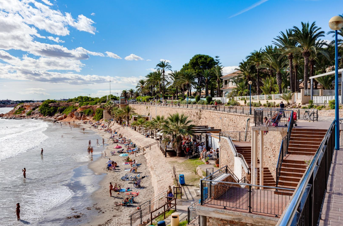 Apartamento con 2 dormitorios, 2 baños, gran terraza y solárium en Punta Prima – Torrevieja