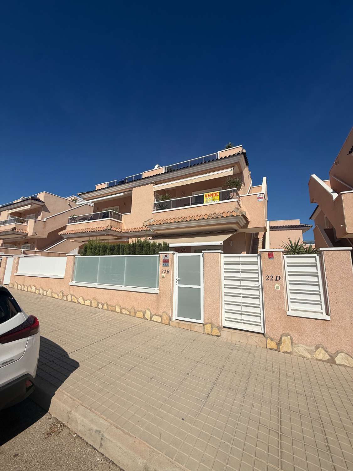 Apartamento con 2 dormitorios, 2 baños, gran terraza y solárium en Punta Prima – Torrevieja