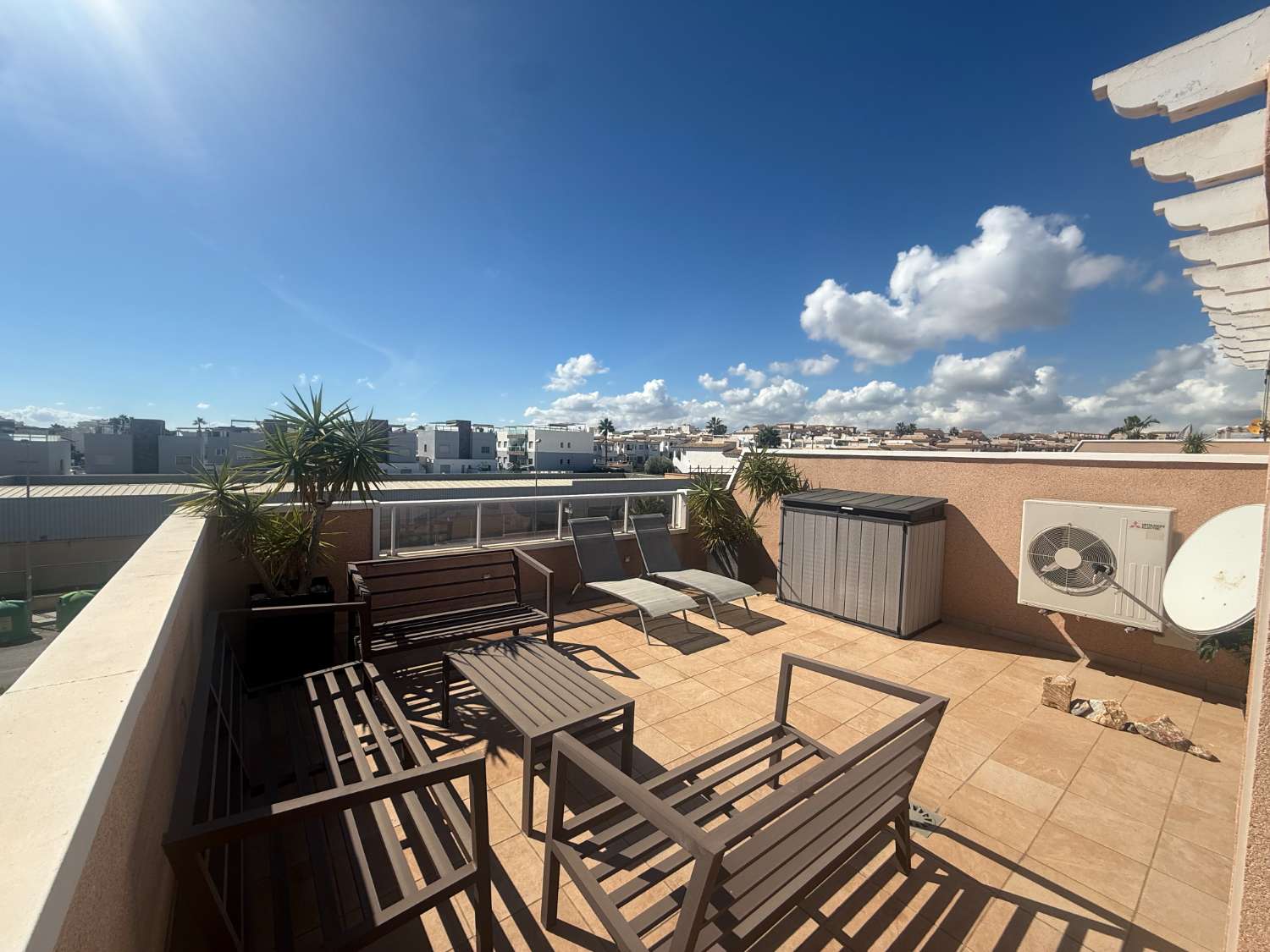 Apartamento con 2 dormitorios, 2 baños, gran terraza y solárium en Punta Prima – Torrevieja