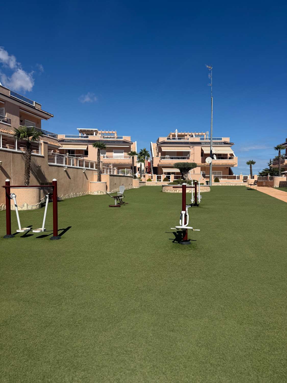 Apartamento con 2 dormitorios, 2 baños, gran terraza y solárium en Punta Prima – Torrevieja