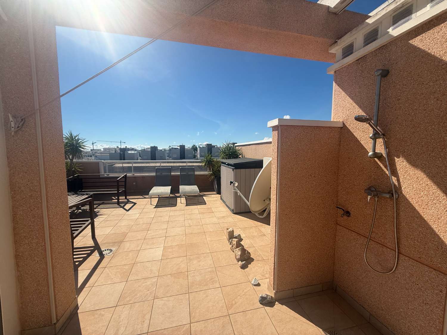 Apartamento con 2 dormitorios, 2 baños, gran terraza y solárium en Punta Prima – Torrevieja