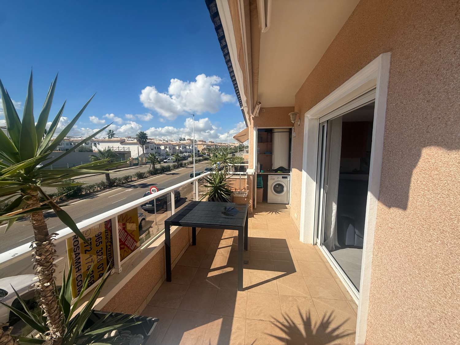Apartamento con 2 dormitorios, 2 baños, gran terraza y solárium en Punta Prima – Torrevieja