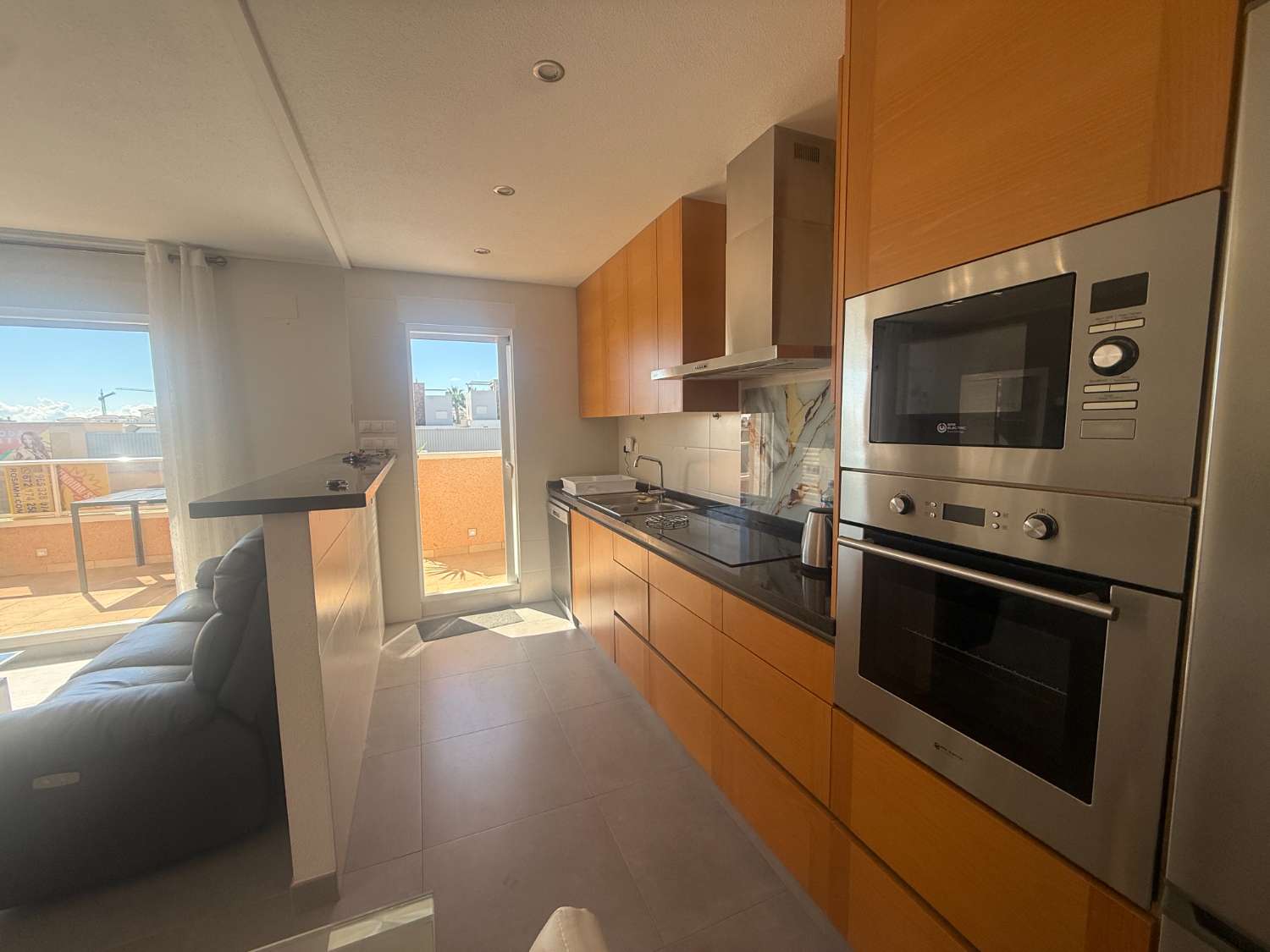 Apartamento con 2 dormitorios, 2 baños, gran terraza y solárium en Punta Prima – Torrevieja