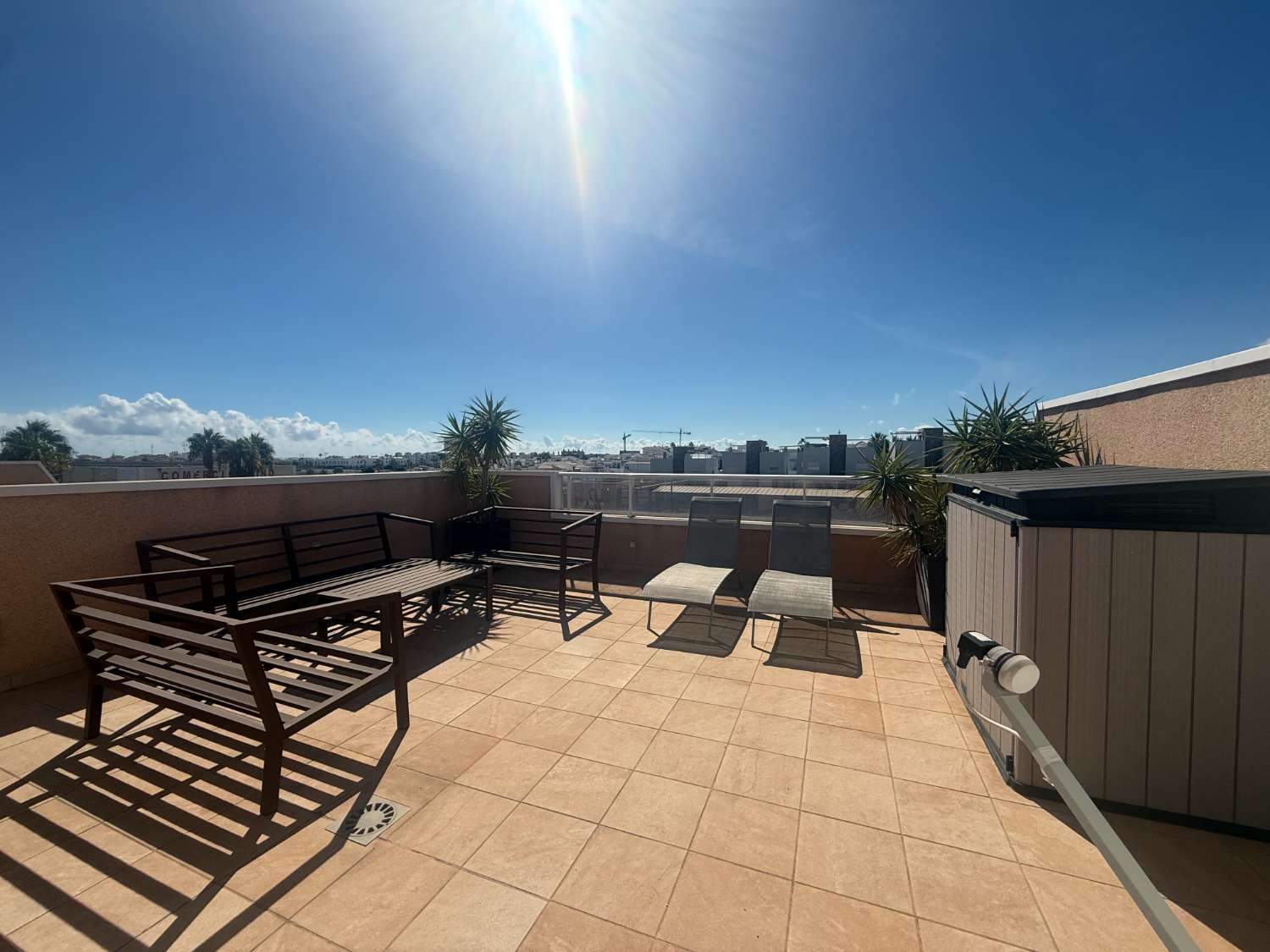 Apartamento con 2 dormitorios, 2 baños, gran terraza y solárium en Punta Prima – Torrevieja