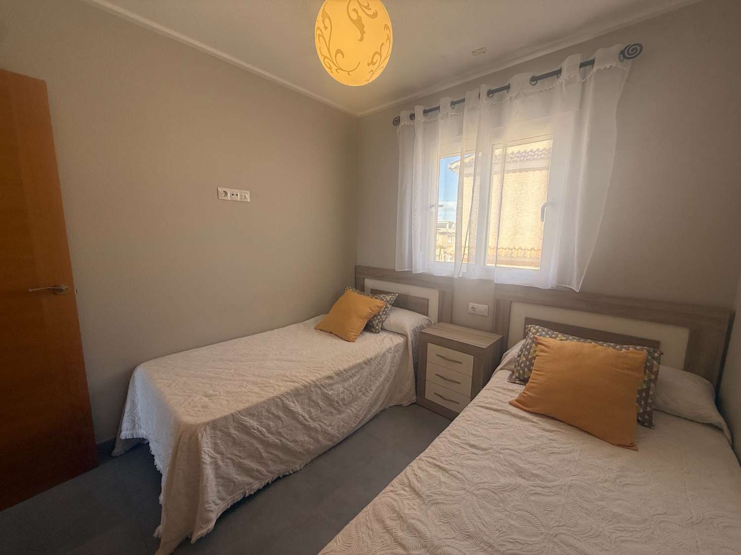 Apartamento con 2 dormitorios, 2 baños, gran terraza y solárium en Punta Prima – Torrevieja