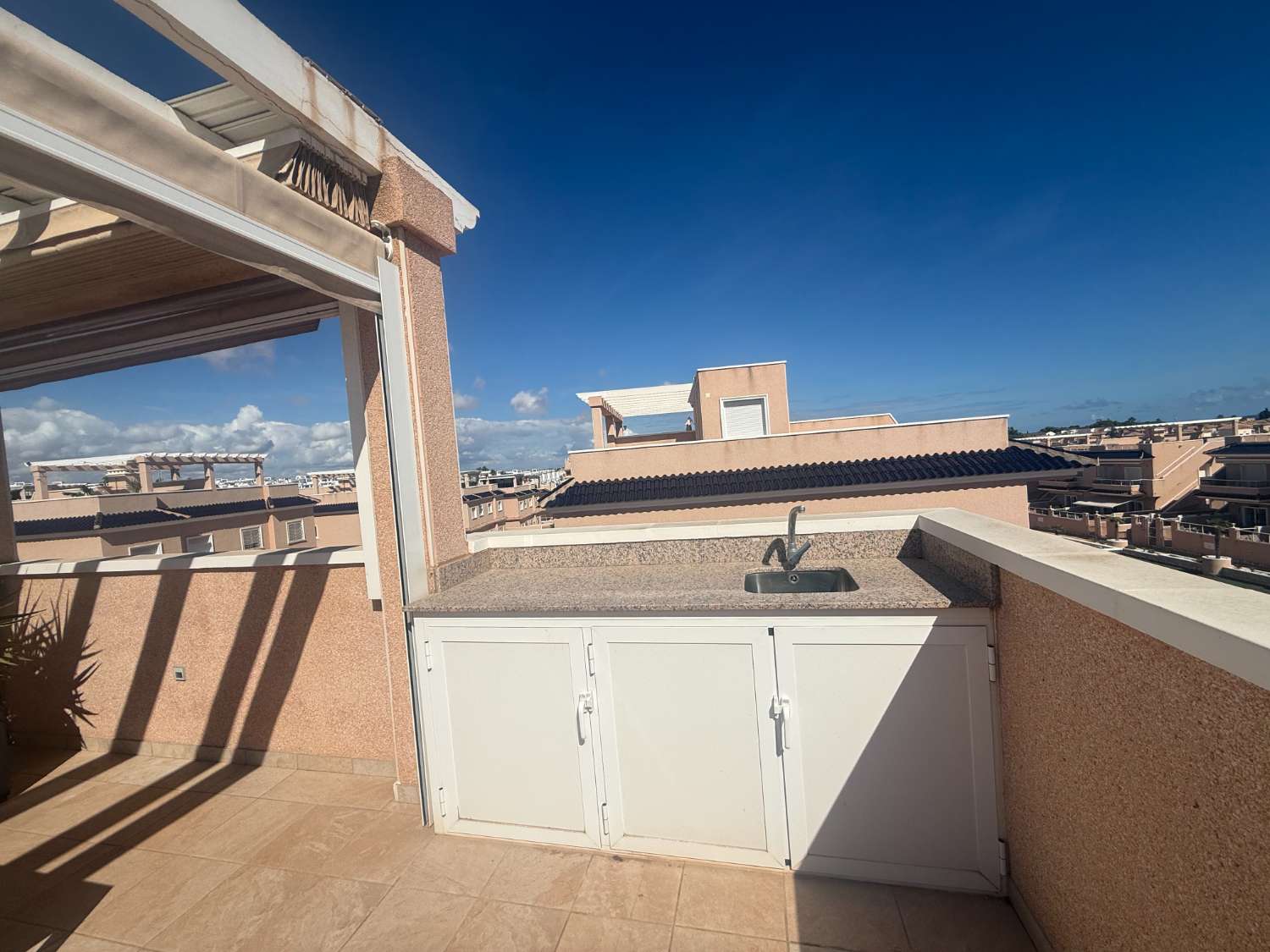 Apartamento con 2 dormitorios, 2 baños, gran terraza y solárium en Punta Prima – Torrevieja