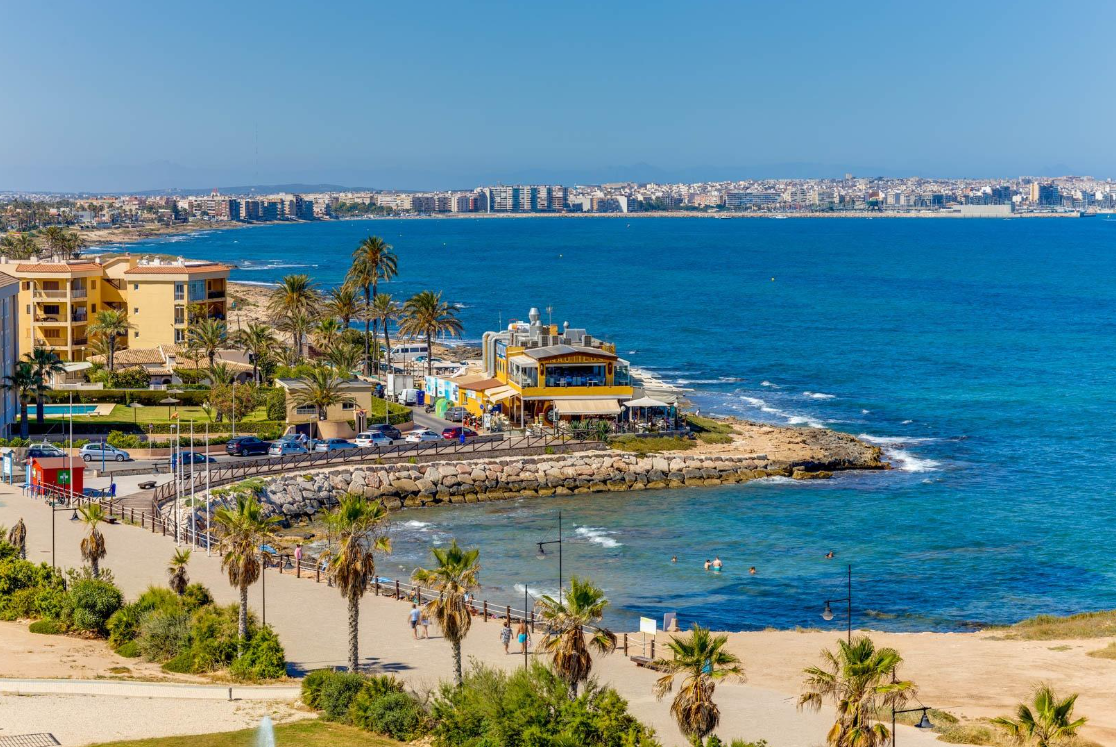 Apartamento con 2 dormitorios, 2 baños, gran terraza y solárium en Punta Prima – Torrevieja