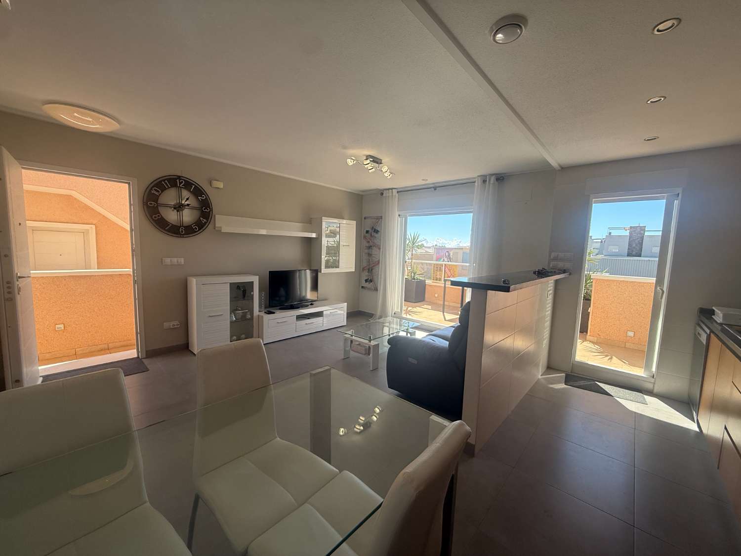 Apartamento con 2 dormitorios, 2 baños, gran terraza y solárium en Punta Prima – Torrevieja