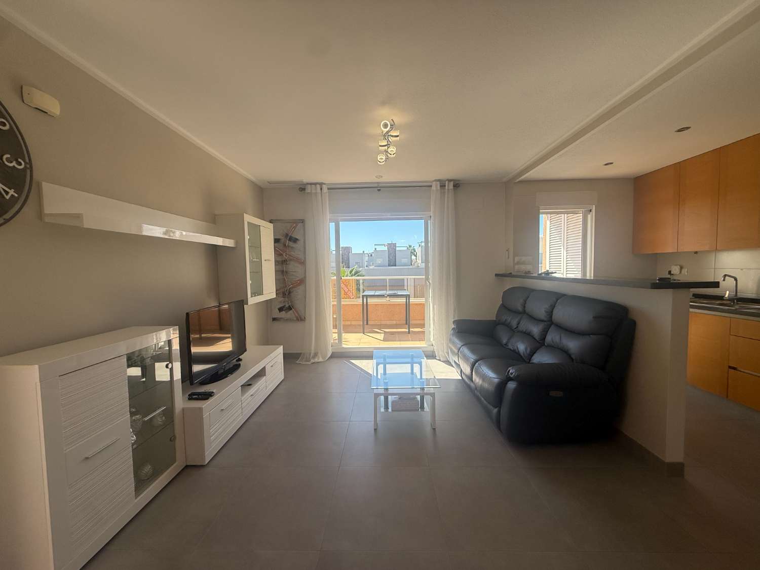 Apartamento con 2 dormitorios, 2 baños, gran terraza y solárium en Punta Prima – Torrevieja