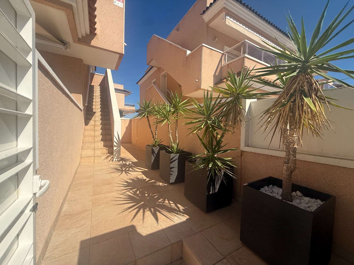 Apartamento con 2 dormitorios, 2 baños, gran terraza y solárium en Punta Prima – Torrevieja