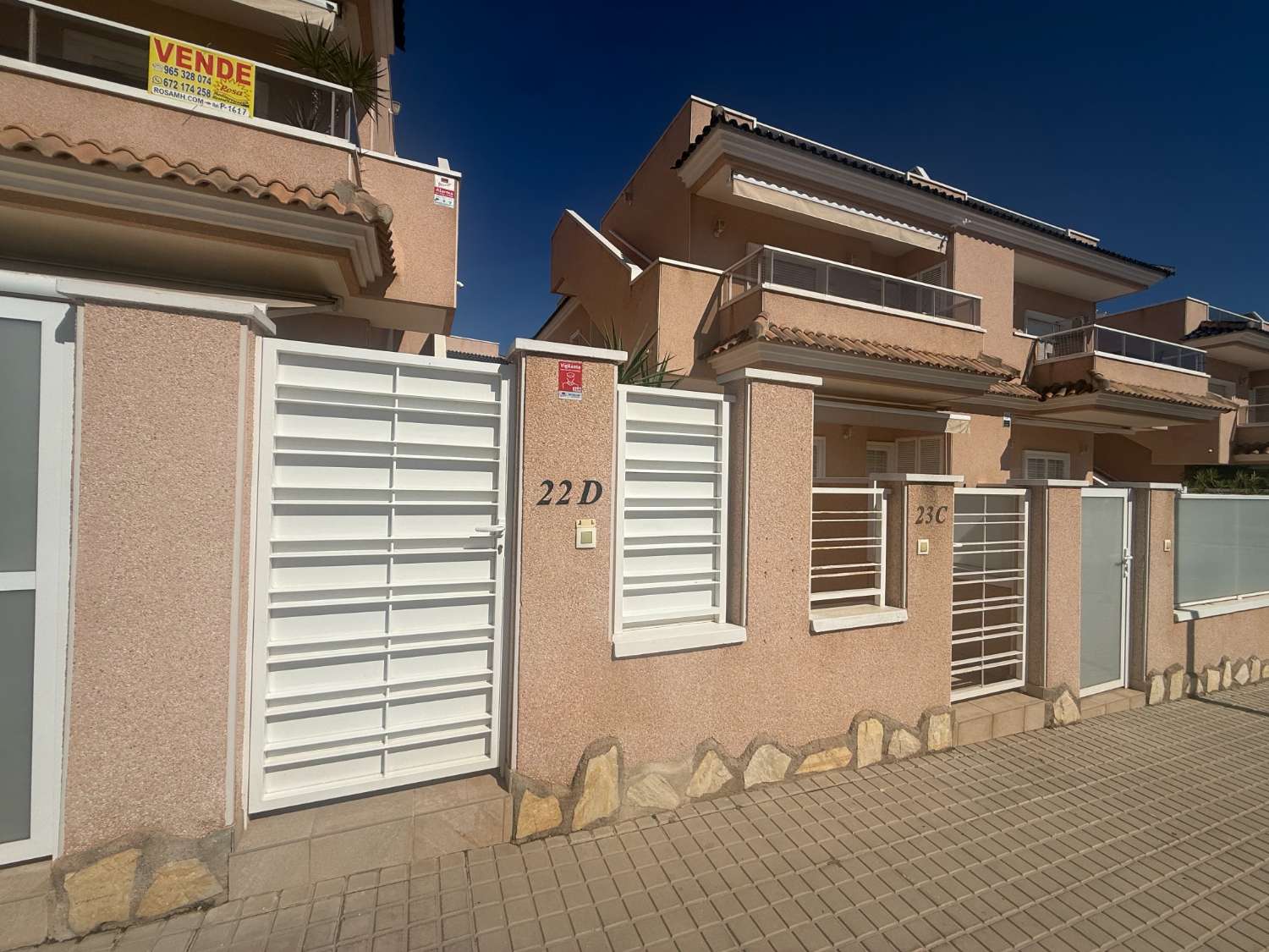 Apartamento con 2 dormitorios, 2 baños, gran terraza y solárium en Punta Prima – Torrevieja